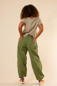 Baggy cargo pants - En modell som poserar med ett par gröna cargobyxor av byxmodellen Grimeton cargo green, från hängmatta.com,